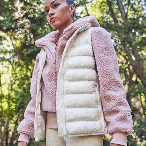 New! Fabletics Elliot Puffer Vest Soft White Mini Nueue Camo/Willow Bark Logo